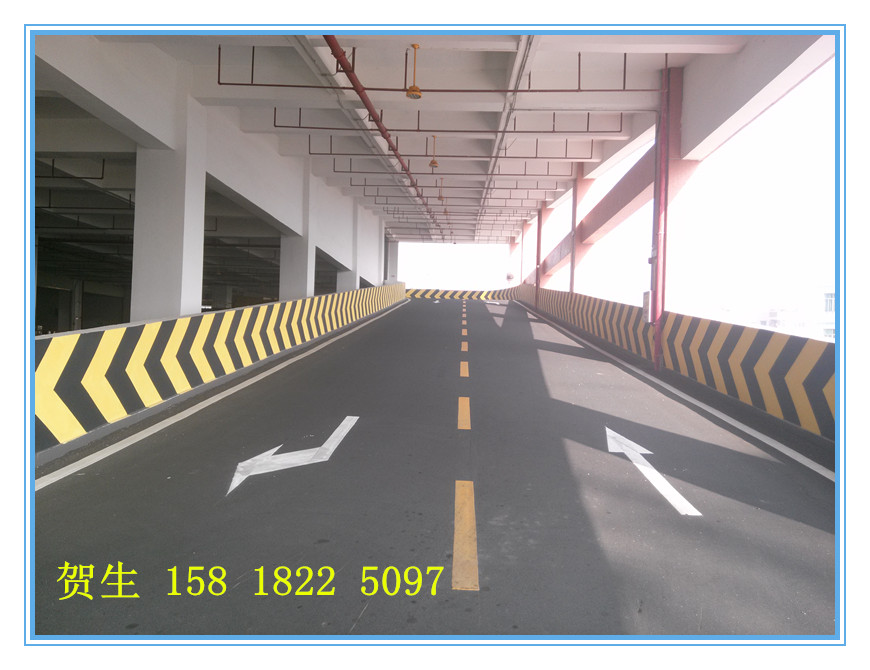 車(chē)道劃線、墻面導(dǎo)向標(biāo)志